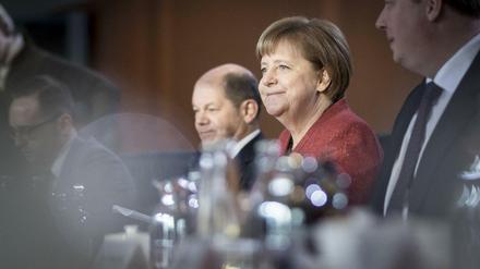 Die deutsche Bundeskanzlerin Angela Merkel (r.) und der Bundesfinanzminister Olaf Scholz (l.) bei der Kabinettssitzung in Berlin. 