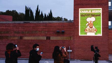 In Toulouse wird eine Mohammed-Karikatur aus der Zeitschrift "Charlie Hebdo" an die Wand des Rathauses projiziert. 