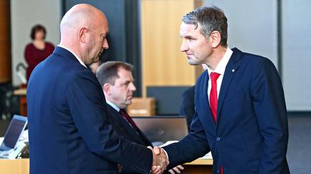 Thüringens AfD-Chef Björn Höcke gratuliert Thomas Kemmerich (FDP) zur Ministerpräsidentenwahl, die mit den Stimmen der AfD zustande kam.