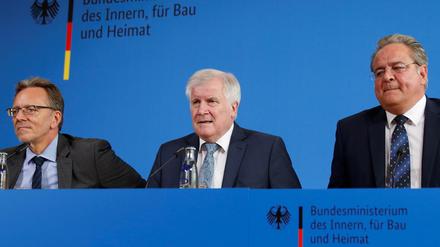 Innenminister Horst Seehofer spricht auf einer Pressekonferenz über die Tötung eines Jungen am Hauptbahnhof in Frankfurt. 