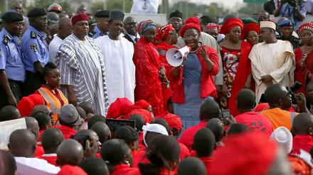 Die ehemalige nigerianische Bildungsministerin und Vize-Präsidentin der Weltbank, Obiageli Ezekwesili (mit Megafon), gehört zu den Organisatorinnen der Solidaritätsproteste für die Befreiung der rund 300 entführten Mädchen. Das Foto zeigt sie beim täglichen Protest in der Hauptstadt Abuja. 