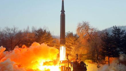Die selbst erklärte Atommacht Nordkorea will mit einer Hyperschallrakete ein Ziel in 700 Kilometer Entfernung getroffen haben.
