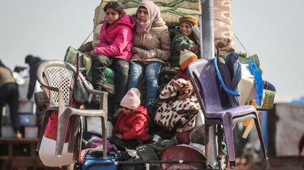 Viele Einwohner Idlibs versuchen, sich mit ihrem wenigen Hab und Gut in Sicherheit zu bringen. Hunderttausende sind unterwegs.