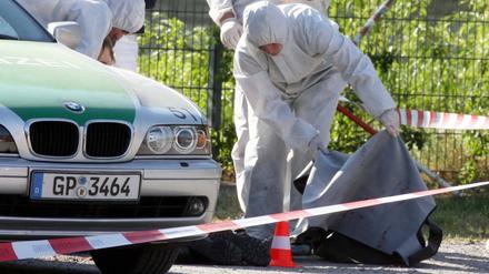 Beamte der Spurensicherung arbeiten am 25.04.2007 in Heilbronn, wo die Polizistin Michèle Kiesewetter getötet wurde.