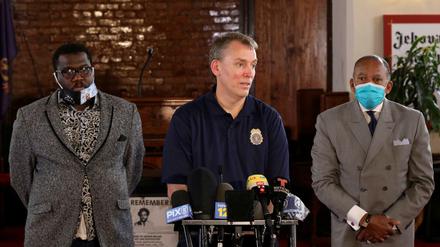 Dermot Shea gibt mit anderen ranghohen Vertretern der NYPD am 3. Juni in New York eine Pressekonferenz.