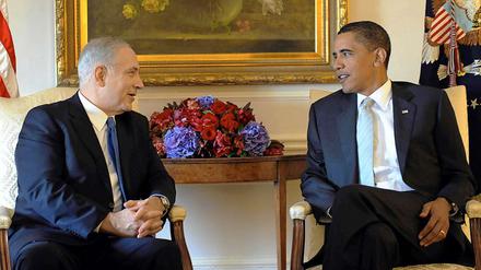 Wie entspannt wird der Plausch dieses Mal? Präsident Barack Obama and Premierminister Benjamin Netanjahu 2009, kurz vor dem Dreiertreffen mit Palästinenserpräsident Mahmud Abbas.