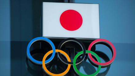 Die japanische Nationalflagge ist am Eingang des Japanischen Olympischen Museums in Shinjuku.