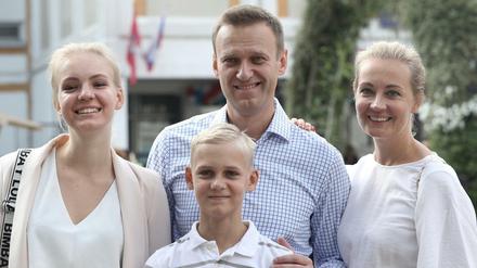 Nawalny steht mit seiner Frau Julia (r), seiner Tochter Daria und seinem Sohn Zakhar, 2019 für ein Foto zusammen nachdem sie ihre Wahlstimme bei der Stadtratswahl in Moskau abgegeben haben.
