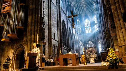 Analog und als Livestream: Erzbischof Stephan Burger spricht während des Pontifikalamtes zum Ostersonntag im Freiburger Münster.