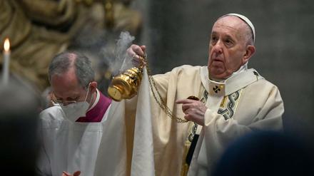 Papst Franziskus (r) zelebriert die Ostermesse im Petersdom.
