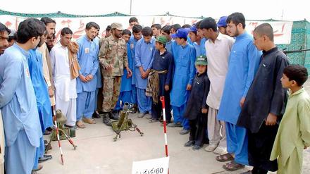 Das Militär und religiöse Organisationen genießen bei jungen Menschen in Pakistan ein hohes Ansehen.