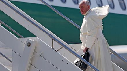 Papst Franziskus auf dem Weg zur Welt.