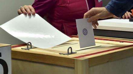Bei der Parlamentswahl in Finnland gibt ein Mann seine Stimme ab. 