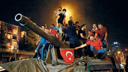 Türken feiern das Ende des Putschversuchs im Juli 2016 in Ankara auf einem Panzer. 