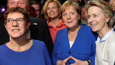 Angela Merkel mit der saarländischen Ministerpräsidentin Kramp-Karrenbauer (l) und Verteidigungsministerin von der Leyen (alle CDU). 