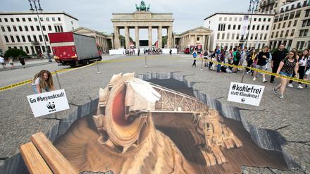 Mit dem 3-D-Bild eines Braunkohletagebaus protestieren Umweltschützer vom WWF vor dem Tagungszentrum des Petersberger Klimadialogs für eine Veränderung der Umweltpolitik. 