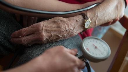 Die Gemeindeschwester messen unter anderem den Blutdruck der Patienten.