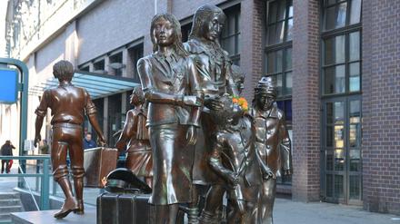 Das Denkmal am Berliner Bahnhof Friedrichstraße erinnert an die Kindertransporte jüdischer Mädchen und Jungen 1938/39.