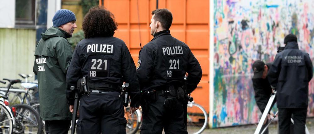 Polizisten sichern den Ort, an dem Frank Magnitz in Bremen angegriffen wurde. 