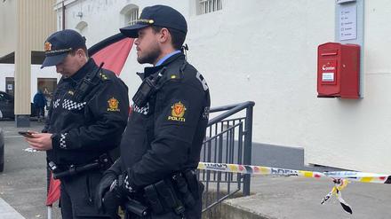 Polizisten sichern in der norwegischen Kleinstadt Kongsberg einen Tatort.