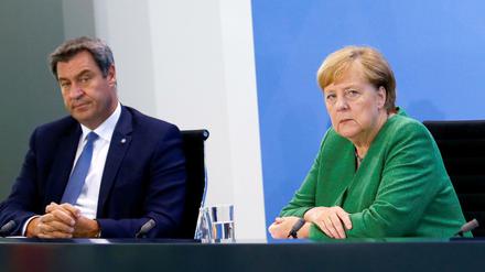 Bundeskanzlerin Angela Merkel (CDU) mit dem bayerischen Ministerpräsidenten Markus Söder (CSU).