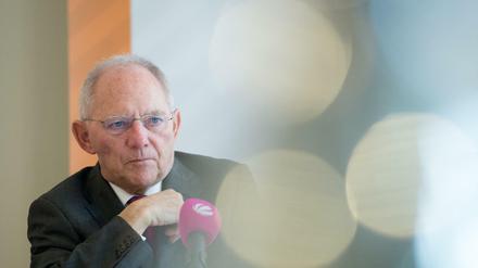 Bundesfinanzminister Wolfgang Schäuble (CDU, hier ein Foto vom 31. Januar) wirft dem SPD-Kanzlerkandidaten Schulz unter anderem dessen "Make Europa great again"-Spruch vor.