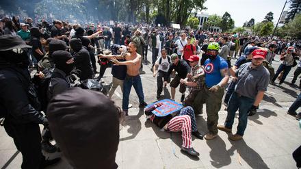 Im kalifornischen Berkeley lieferten sich Trump-Anhänger und -Gegner Auseinandersetzungen. 