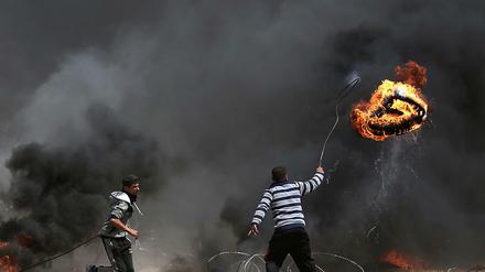 Palästinensische Demonstranten warfen am Freitag einen brennenden Reifen in Richtung israelischer Soldaten. 