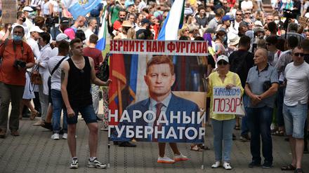Menschen demonstrieren in Chabarowsk für Sergej Furgal.