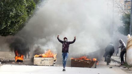 Ein Demonstrant vor brennenden Barrikaden im tunesischen Kasserine.