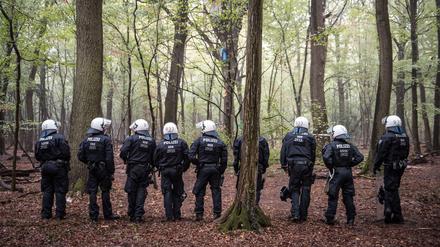 Polizisten bei einem Einsatz im Hambacher Forst.