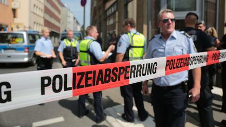 Die Polizei hat am Donnerstag Wohnungen mutmaßlicher Gefährder aus dem islamistischen Umfeld unter anderem in Köln durchsucht.