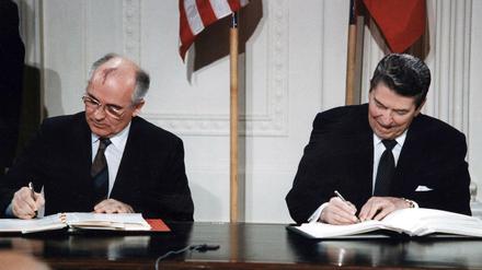 US-Präsident Ronald Reagan (rechts) und der sowjetische Staats- und Parteichef Michail Gorbatschow unterzeichneten 1987 den INF-Vertrag. 