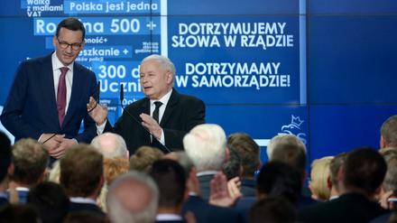 Jaroslaw Kaczynski (r), Vorsitzender der regierenden PiS-Partei «Recht und Gerechtigkeit», und Mateusz Morawiecki (l), Ministerpräsident von Polen am Wahlabend. 