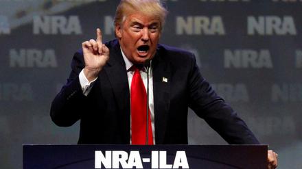 Hillary Clinton "will uns unsere Waffen wegnehmen", sagte Donald Trump bei der NRA-Tagung.