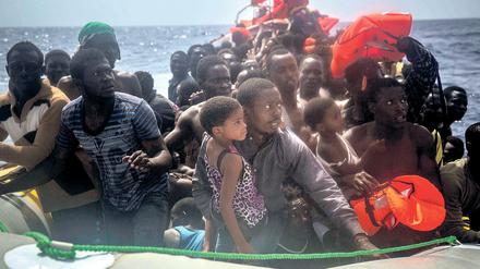 Flüchtlinge aus Nordafrika warten vor der libyschen Küste darauf, von einer spanischen Nichtregierungsorganisation gerettet zu werden.