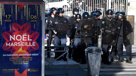 Polizisten postieren sich am Dienstag während einer Protestveranstaltung vor einer Universität in Marseille.