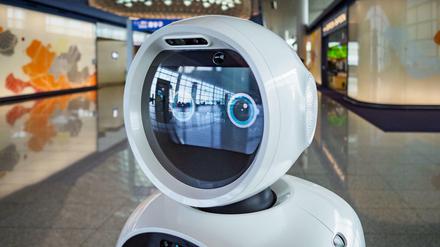 Ein Roboter hilft Reisenden am Internationalen Flughafen Incheon bei Seoul. 