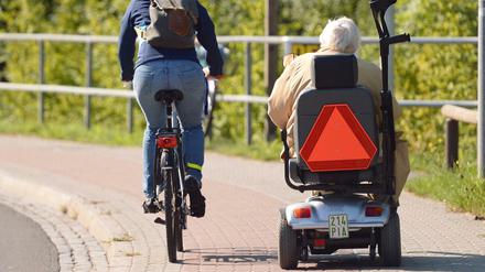 Unterwegs auf Rädern: Rad- und Rollstuhlfahrer haben oft ähnliche Wünsche an Weggestaltung. Aber die von Behinderten werden weniger oft gehört. 