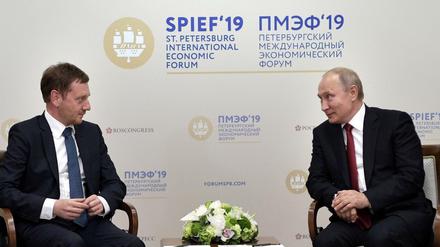 Sachsens Ministerpräsident Michael Kretschmer (l.) und Wladimir Putin.