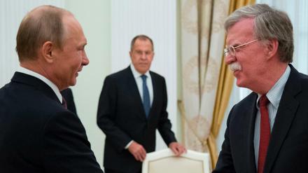 Russland Präsident Putin schüttelt dem Nationalen Sicherheitsberater der USA, John Bolton, beim Treffen in Moskau die Hand.