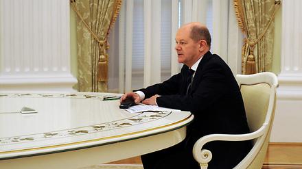 Am langen Tisch bei Wladimir Putin in Moskau: Kanzler Olaf Scholz im Kreml.