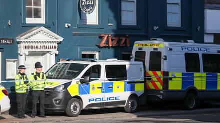 Polizei steht vor dem Restaurant Zizzi, das in Zusammenhang mit der mutmaßlichen Vergiftung des Doppelagenten Skripal steht.