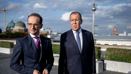 Heiko Maas (SPD), deutscher Außenminister, und Sergej Lawrow, russischer Außenminister, gehen auf die Dachterrasse des Auswärtigen Amtes.
