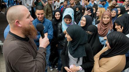 Der radikale Salafistenprediger Pierre Vogel (l.) spricht bei einer Kundgebung in Offenbach am Main (Hessen). Auch im Internet rekrutieren die Salafisten erfolgreich neue Anhänger. 