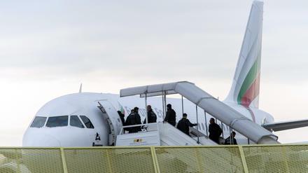 Mit dem Flugzeug (Archivbild) ist der Uigure vom Flughafen München nach Peking abgeschoben worden. 