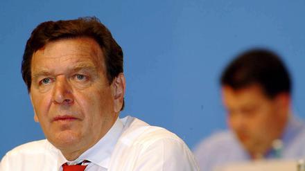 Ex-Kanzler Gerhard Schröder rät seiner Partei, wieder stärker in die Mitte zu rücken.