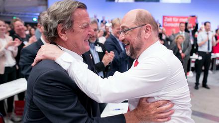 Ex-Kanzler Gerhard Schröder und SPD-Kanzlerkandidat Martin Schulz beim SPD-Programmparteitag im Juni 2017.