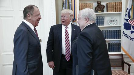 Trump unterhält sich mit dem ehemaligen russischen Botschafter Sergej Kisljak.