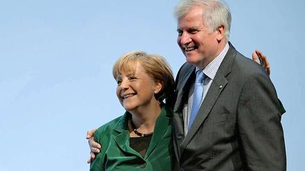 Innig. Normalerweise ist Horst Seehofer vieles nicht recht von dem, was die Europa-Kanzlerin Angela Merkel tut. Nun braucht er sie - und sie eine starke CSU.